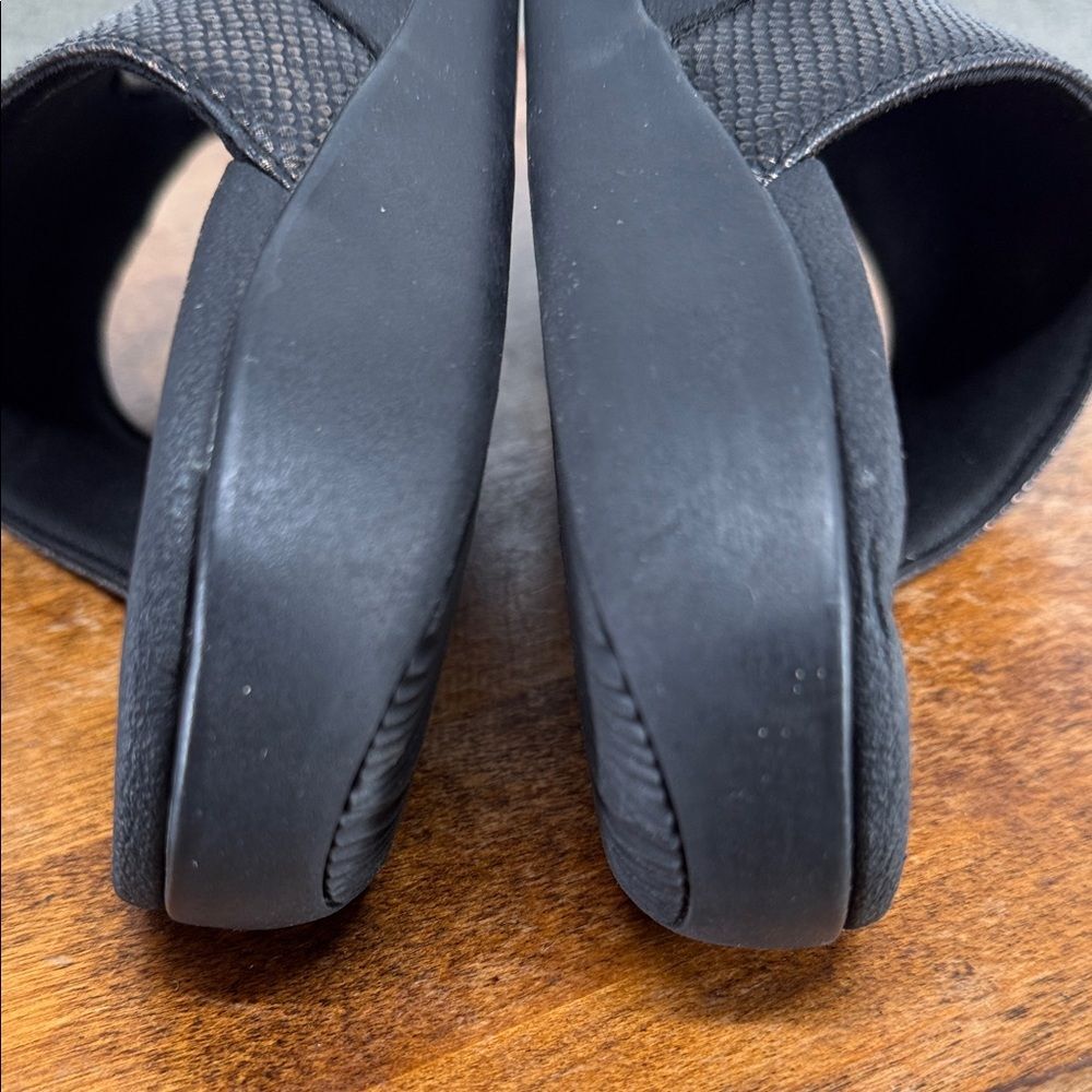 Cloudsteppers Clarks Sandals Wm 9 M Black Thong Flip Flop Comfort - Picture 8 of 11